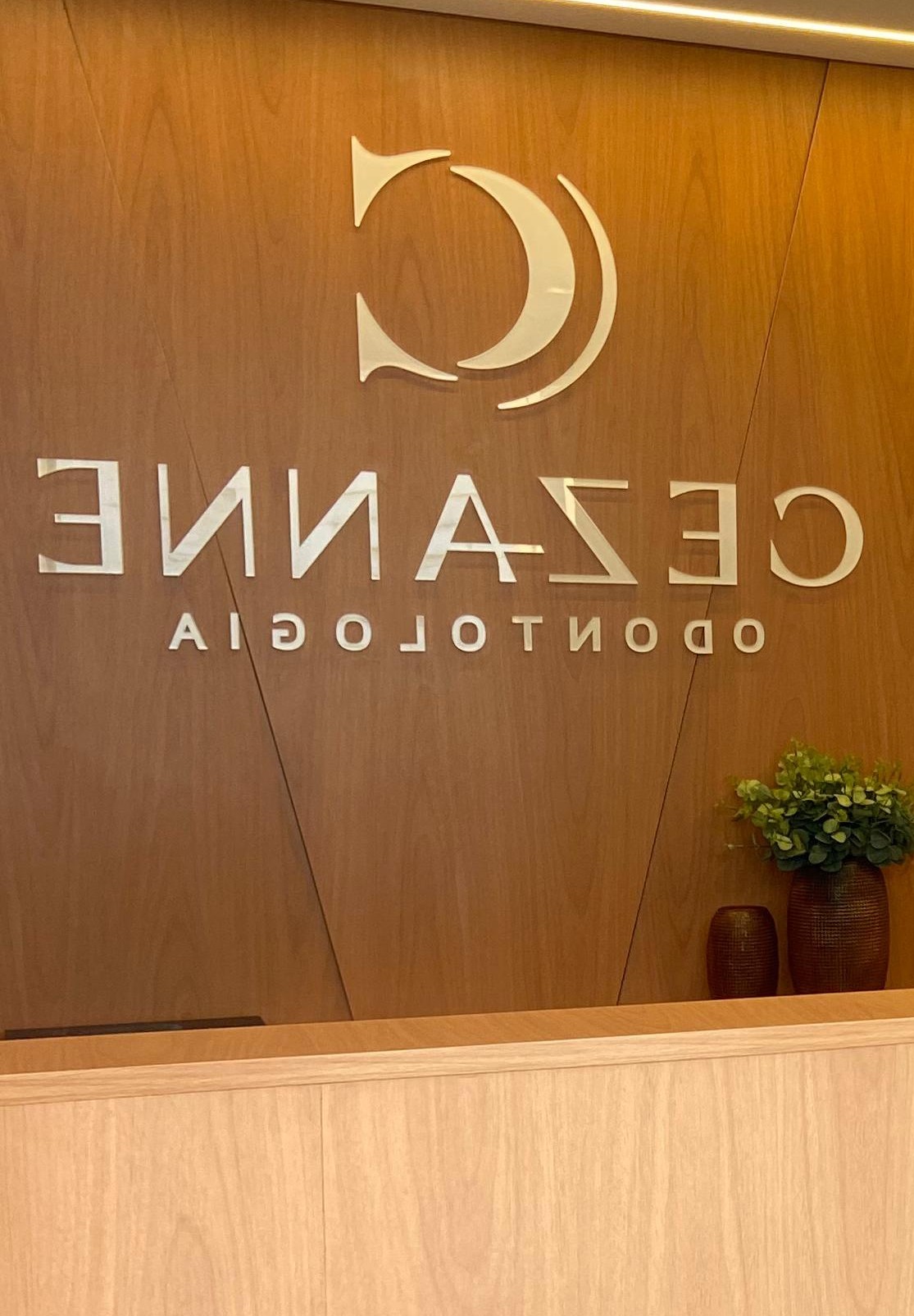 Logo Cezanne Odontologia na recepção